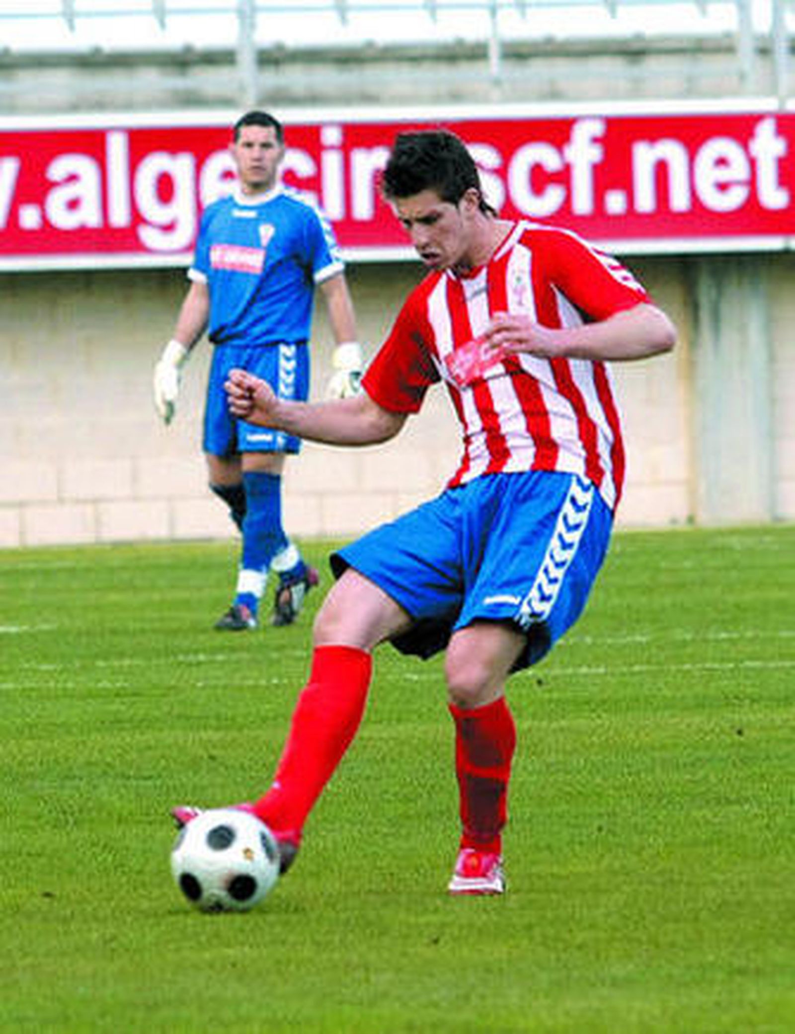 Álvaro Benítez realiza un pase el pasado domingo.