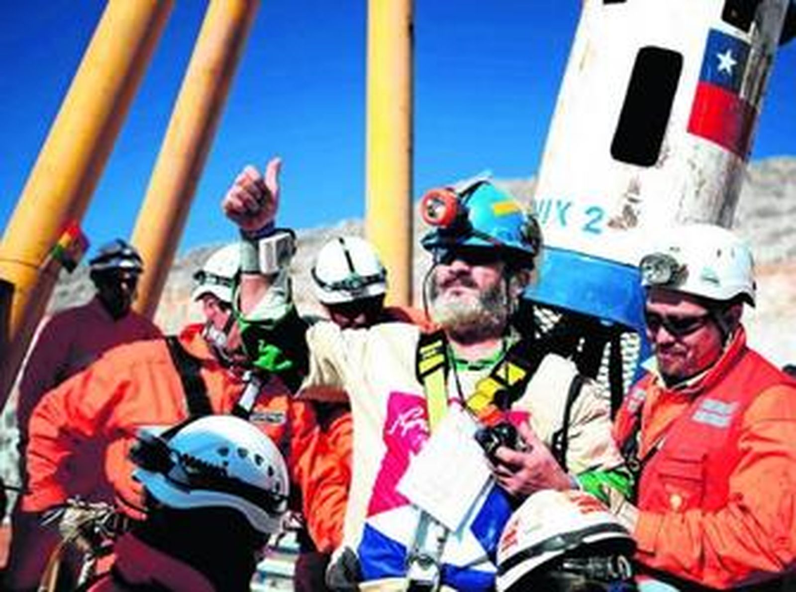 El undécimo minero rescatado, Jorge Galleguillos, llega a la superficie en la cápsula Fénix.