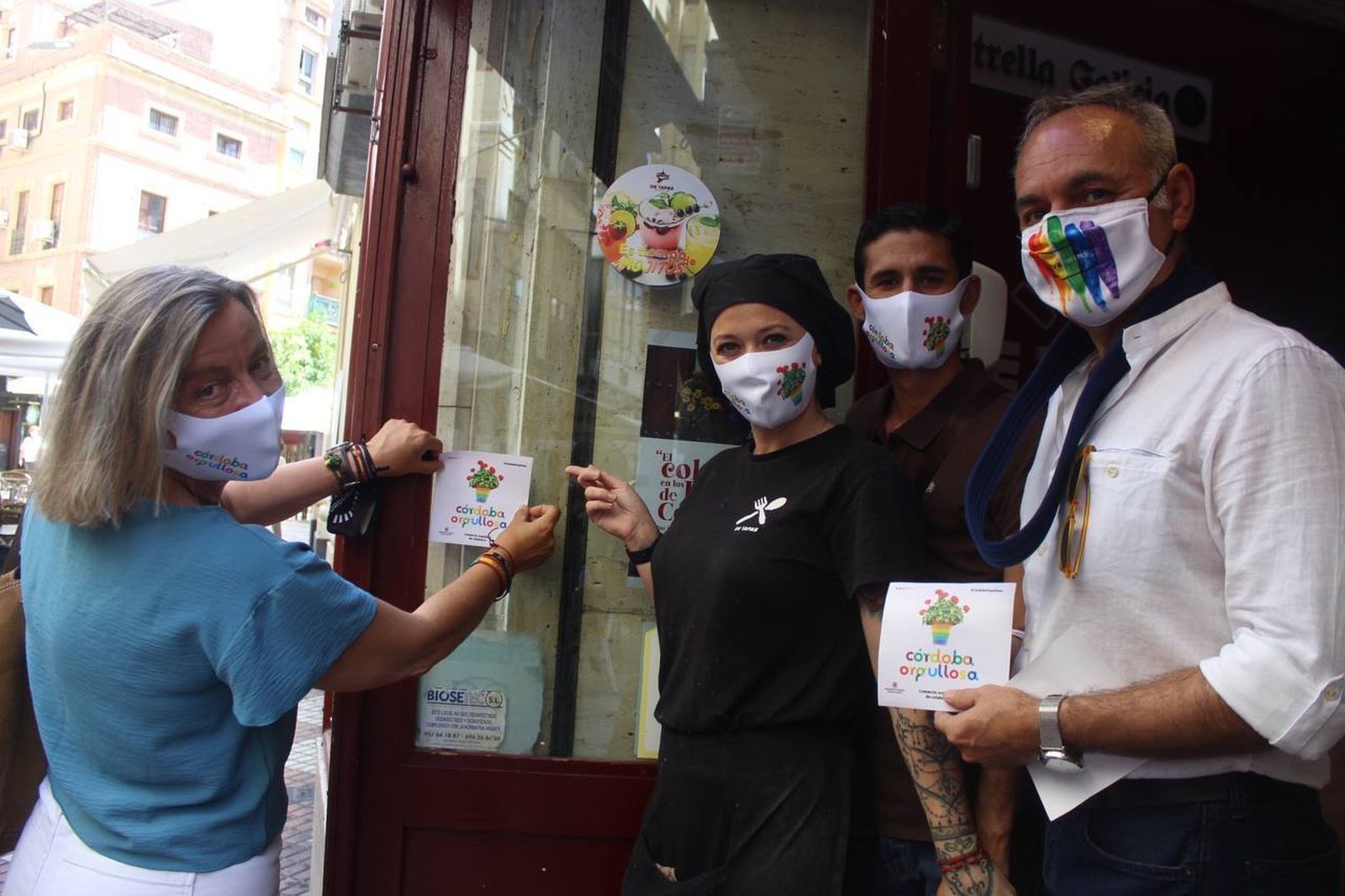 Albás coloca una pegatina en un establecimiento.