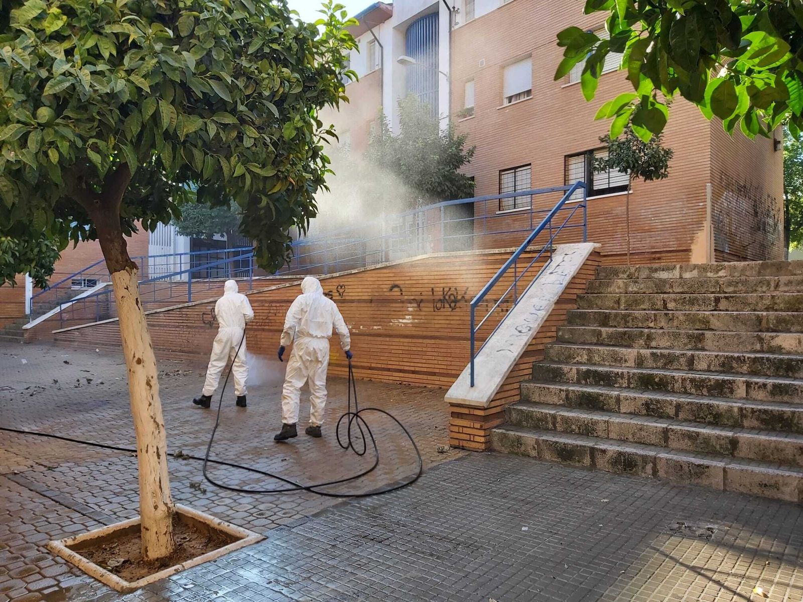 Bomberos realizan trabajos de desinfección en Lucena.