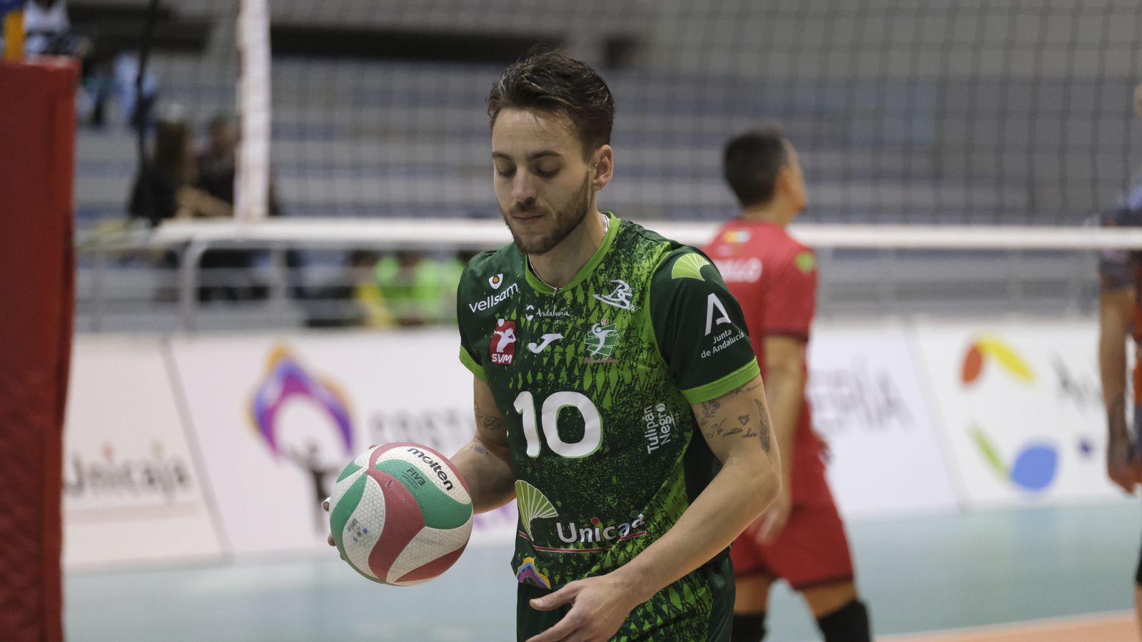 Fran Ruiz se dispone a sacar desde línea de fondo.