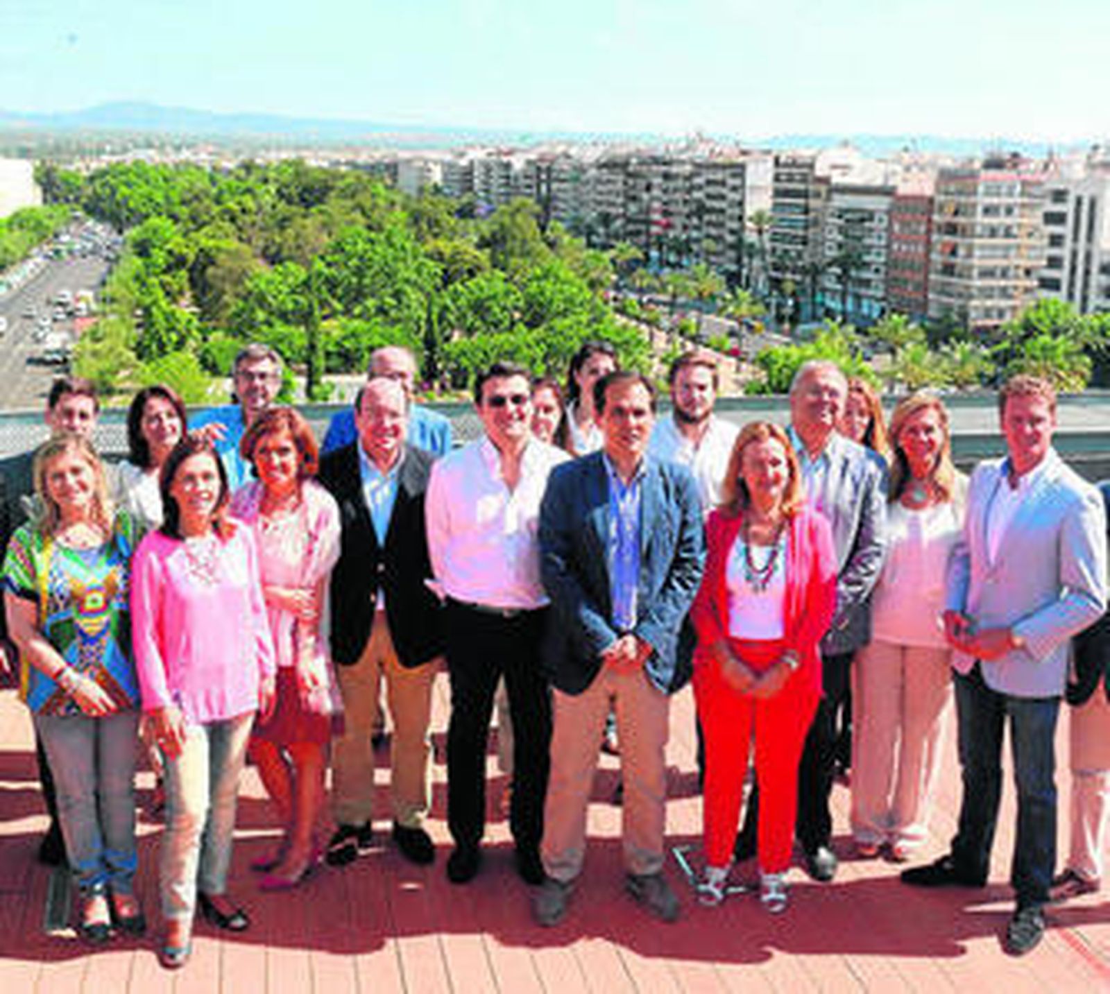 El candidato del PP, José Antonio Nieto, con miembros de su candidatura.