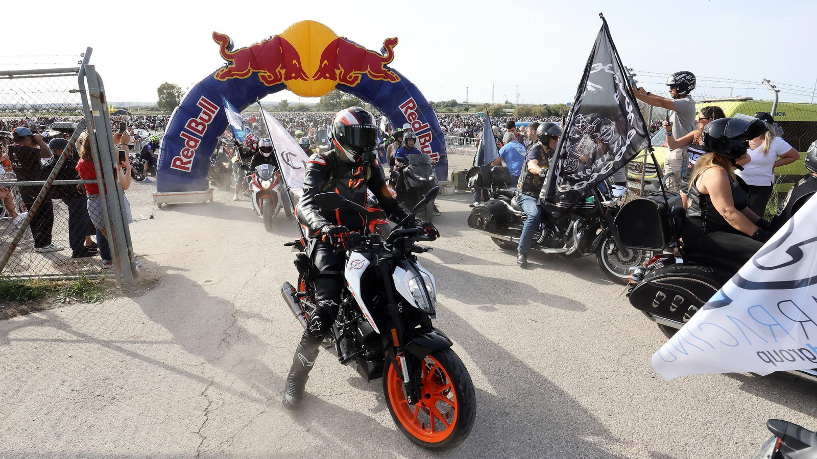 Salida de la caravana motera desde el Circuito de Jerez - Ángel Nieto Salida de la caravana motera desde el Circuito de Jerez - Ángel Nieto