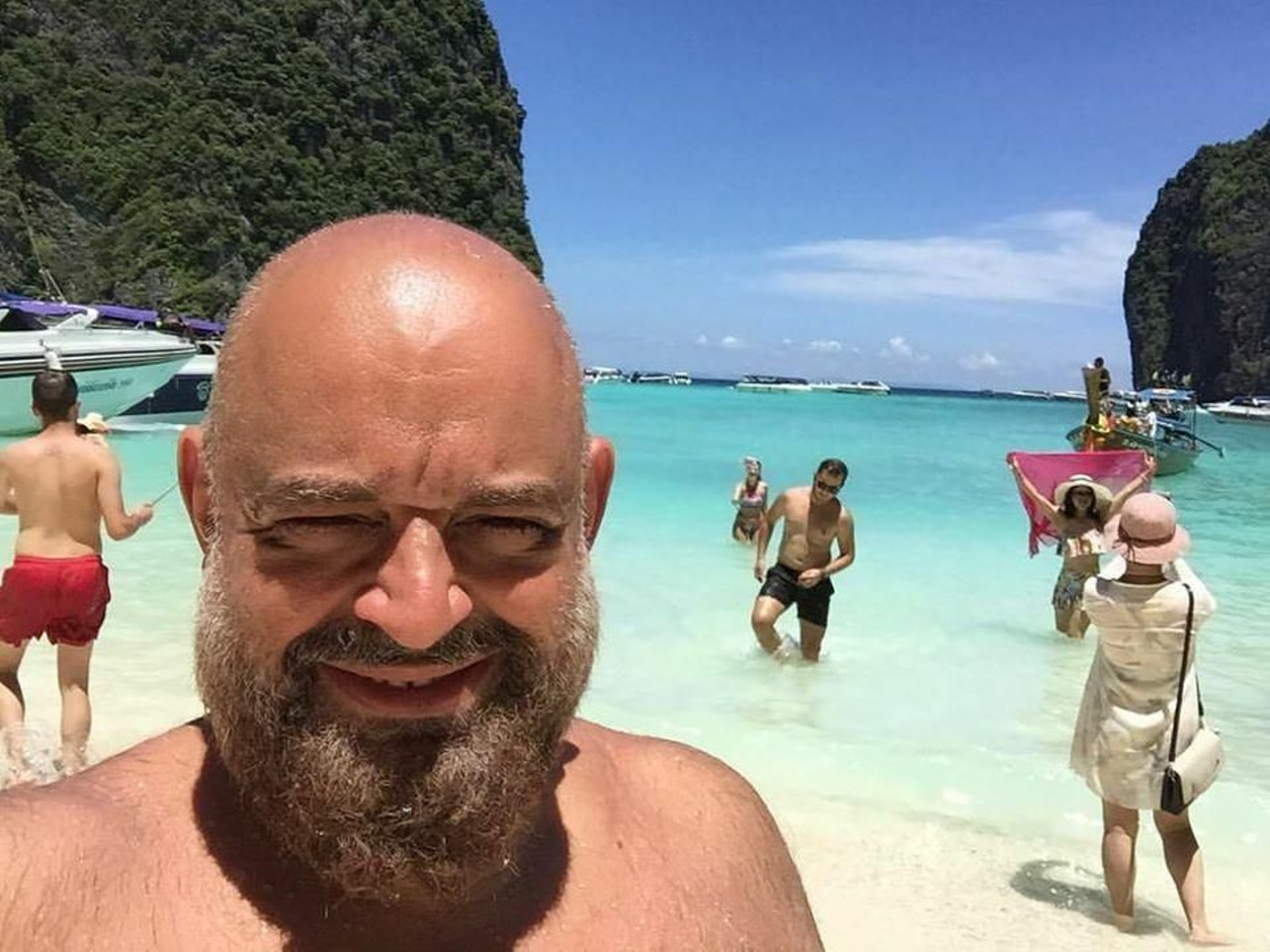 Además del Carnaval, el fútbol, los videojuegos “y el comer bien”, El Canijo es un gran amante de los viajes y del cine. Esta imagen, en las islas Phi Phi de Thailandia, en la playa de la pelicula The Beach, así lo refleja.