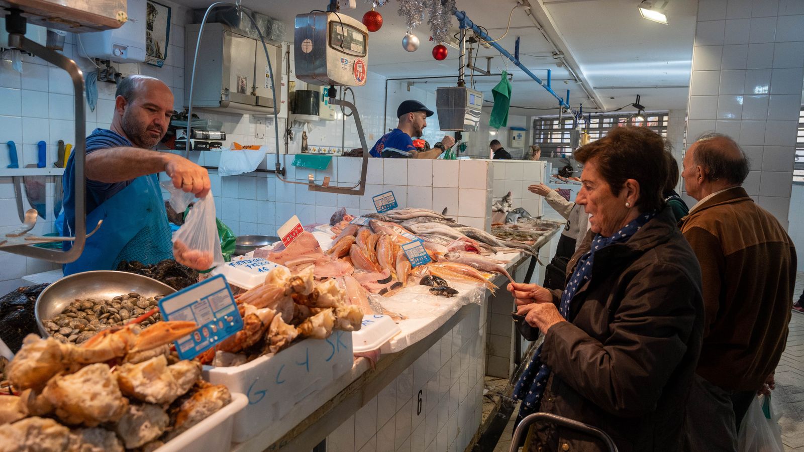 De compras para las cenas de Navidad en el mercado Ingeniero Torroja