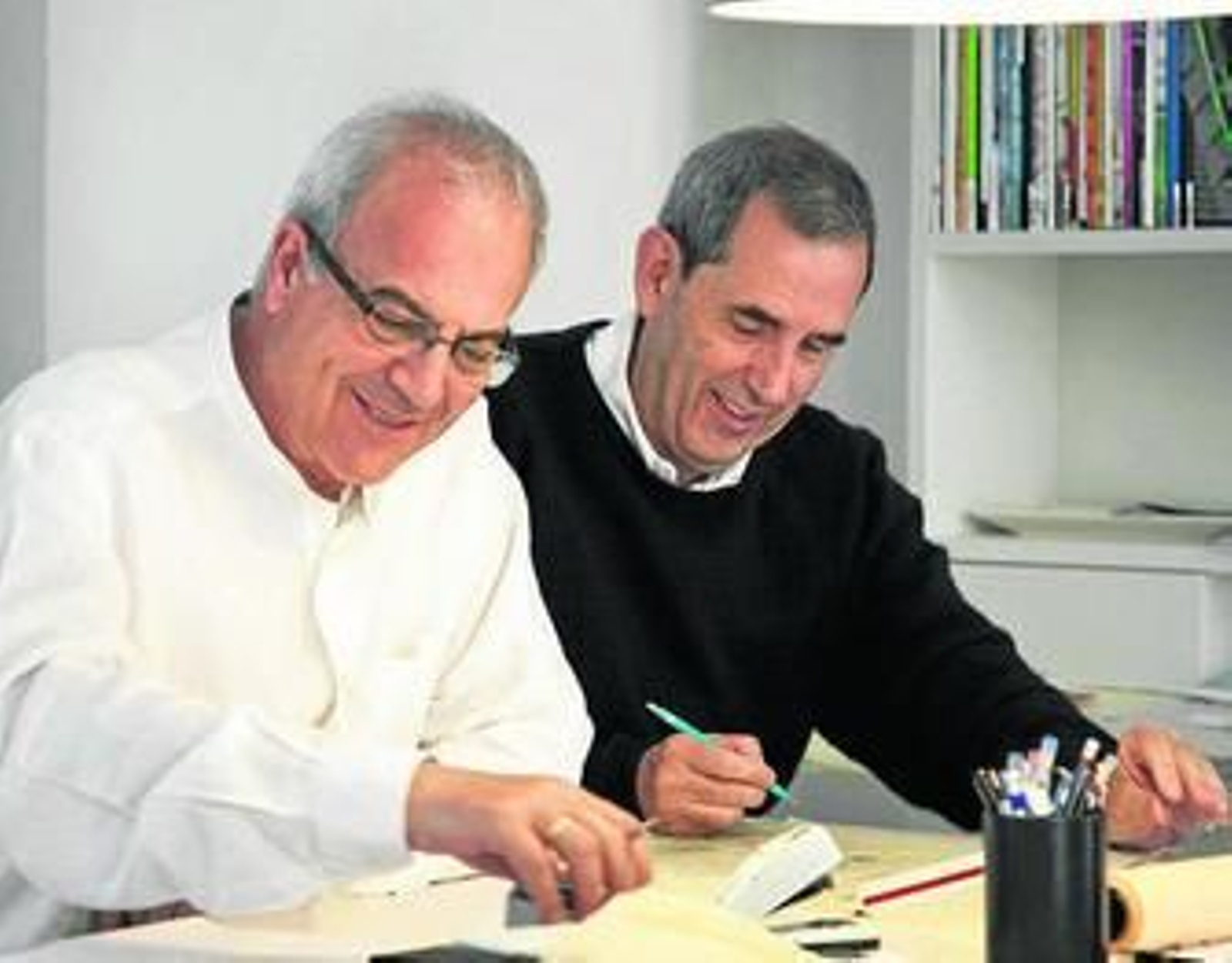 Antonio Cruz (primer plano) en el estudio junto a su colega Antonio Ortiz.