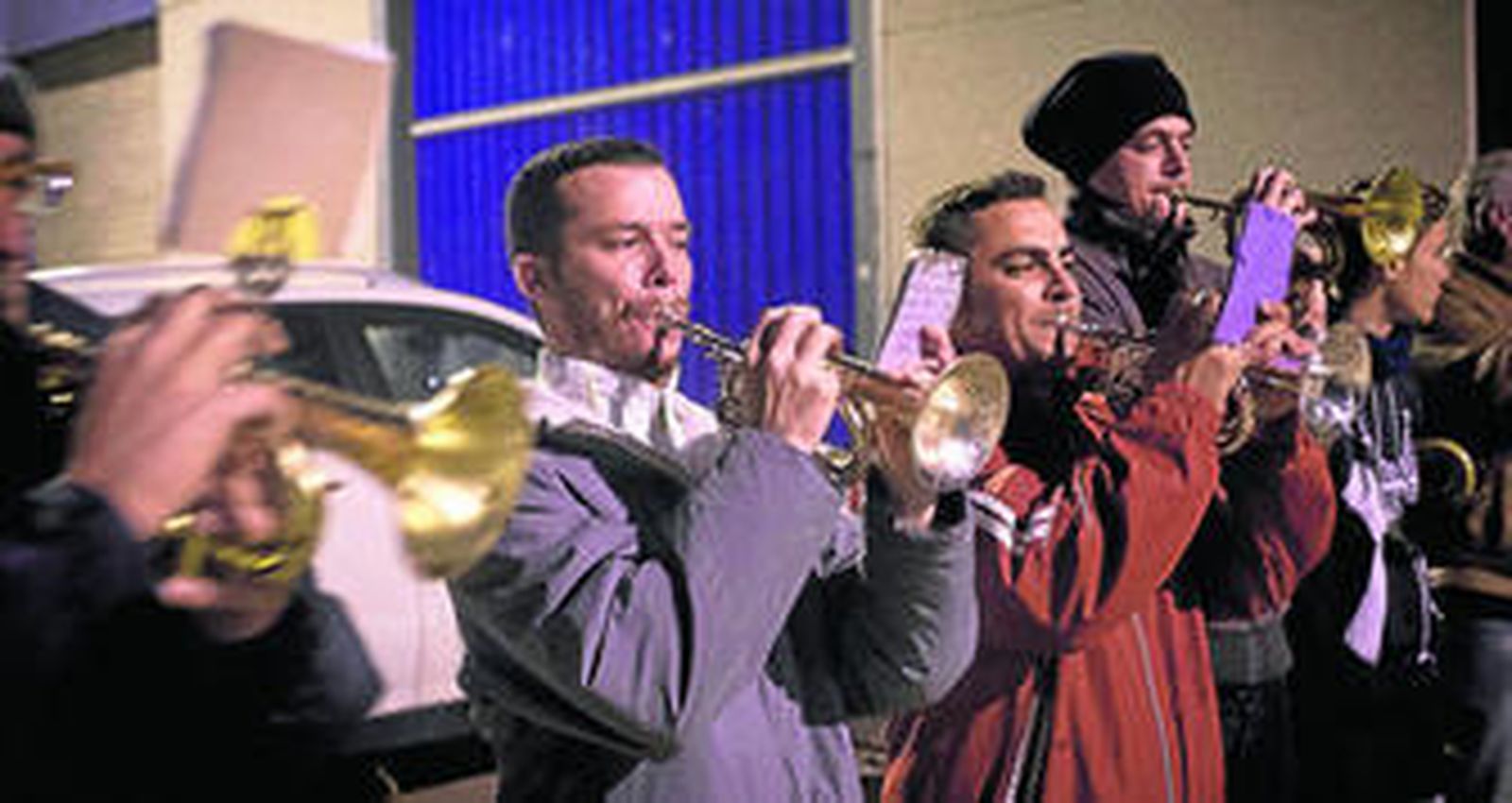 Componentes de la nueva agrupación musical Esencia Tres Caídas, anoche, mientras ensayan en el polígono Puente de Hierro.