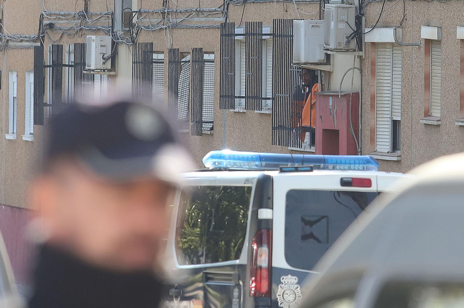 Imágenes del atrincherado que amenazaba con hacer estallar una bombona en el Torrejón, Huelva