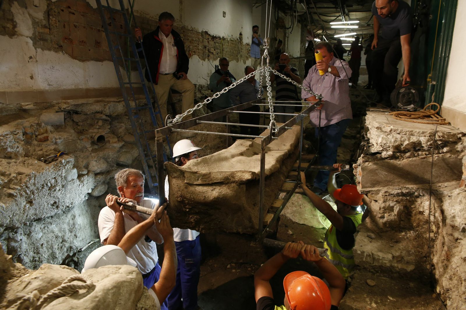 Comienza la apertura del sarcófago romano