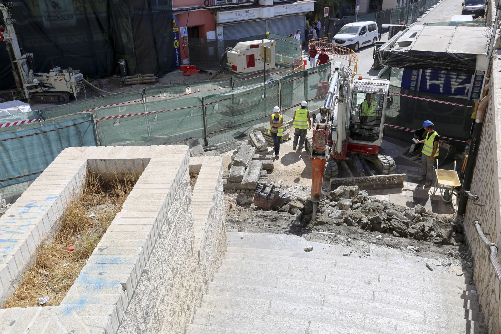 Empiezan a demoler los escalones de la Tribuna de los Pobres de Málaga, en fotos