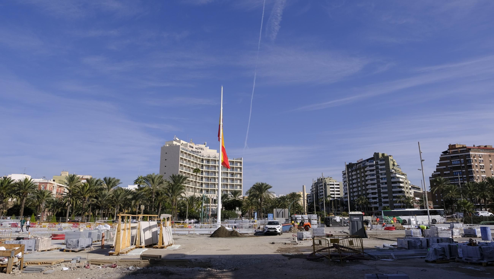 La prueba del izado de la bandera española y las obras del Puerto de Almería, en imágenes