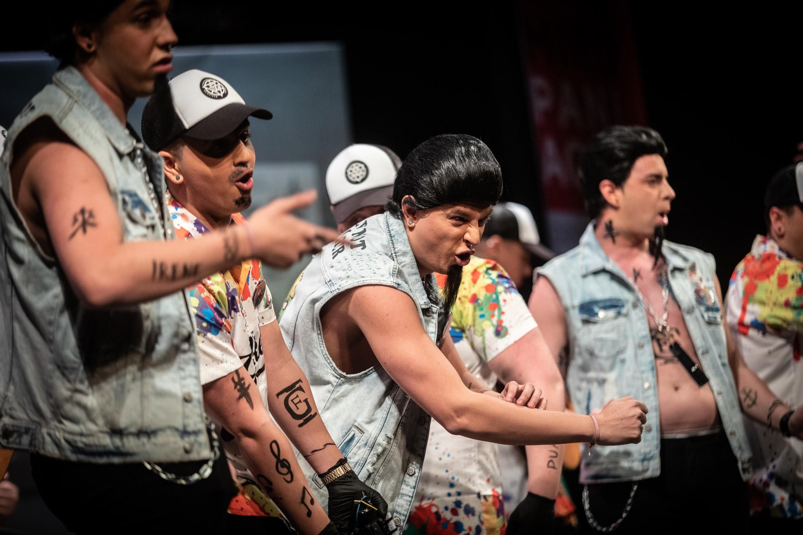 Chirigota 'Tin-ta, tin-ta durante su actuacion