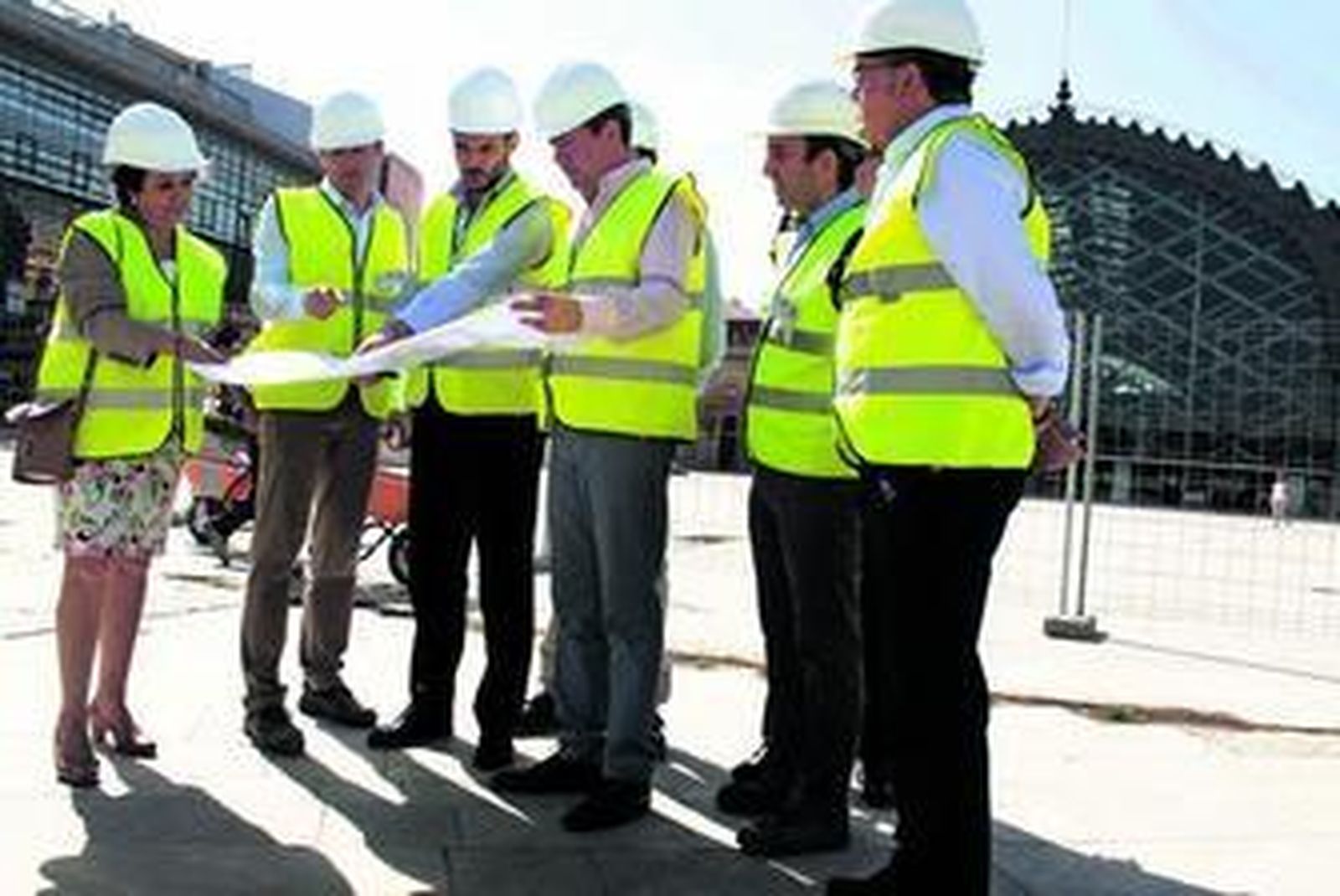 Espadas inspecciona el plano del proyecto de obra con los responsables de Mercadona. A su lado, la primera teniente de alcalde Carmen Castreño.