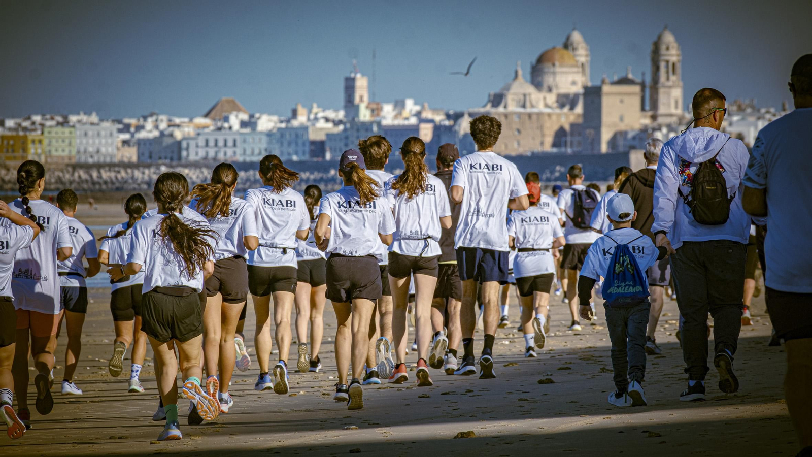 Búscate entre las imágenes de la  ‘I Marcha a favor del autismo’ en Cádiz