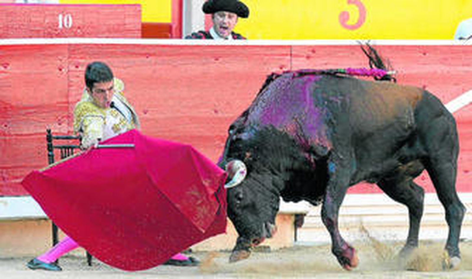 Javier Castaño, en un muletazo con la diestra y sentando en una silla, al tercer 'miura', al que cortó una oreja.