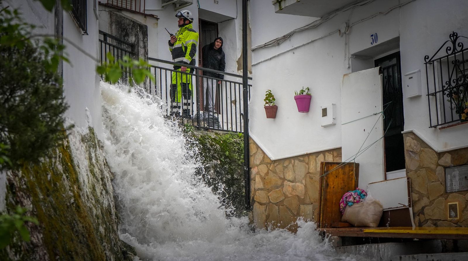 Imágenes de los torrentes de agua por las calles de Ubrique