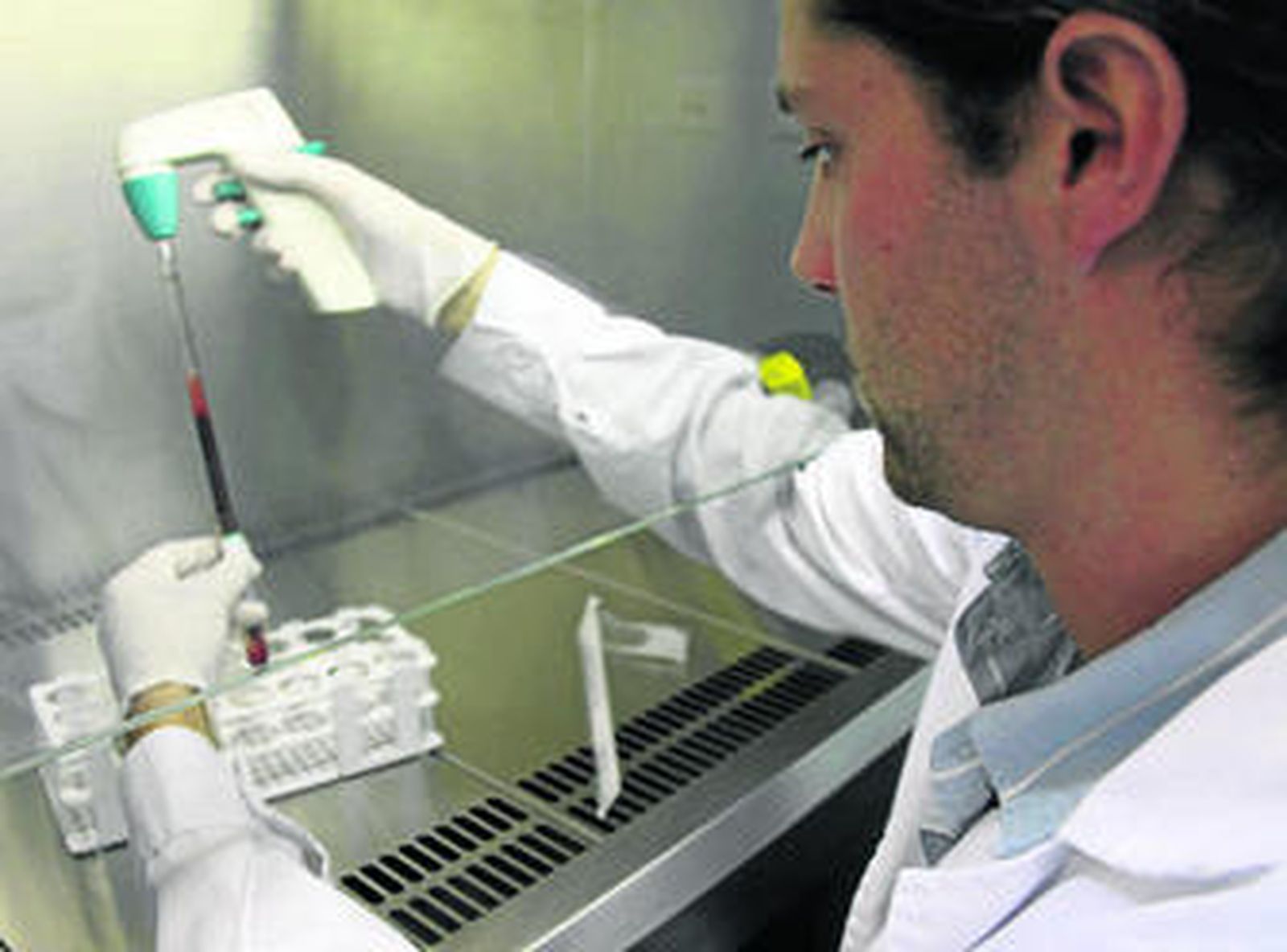 Un profesional de la empresa trabajando en el laboratorio.