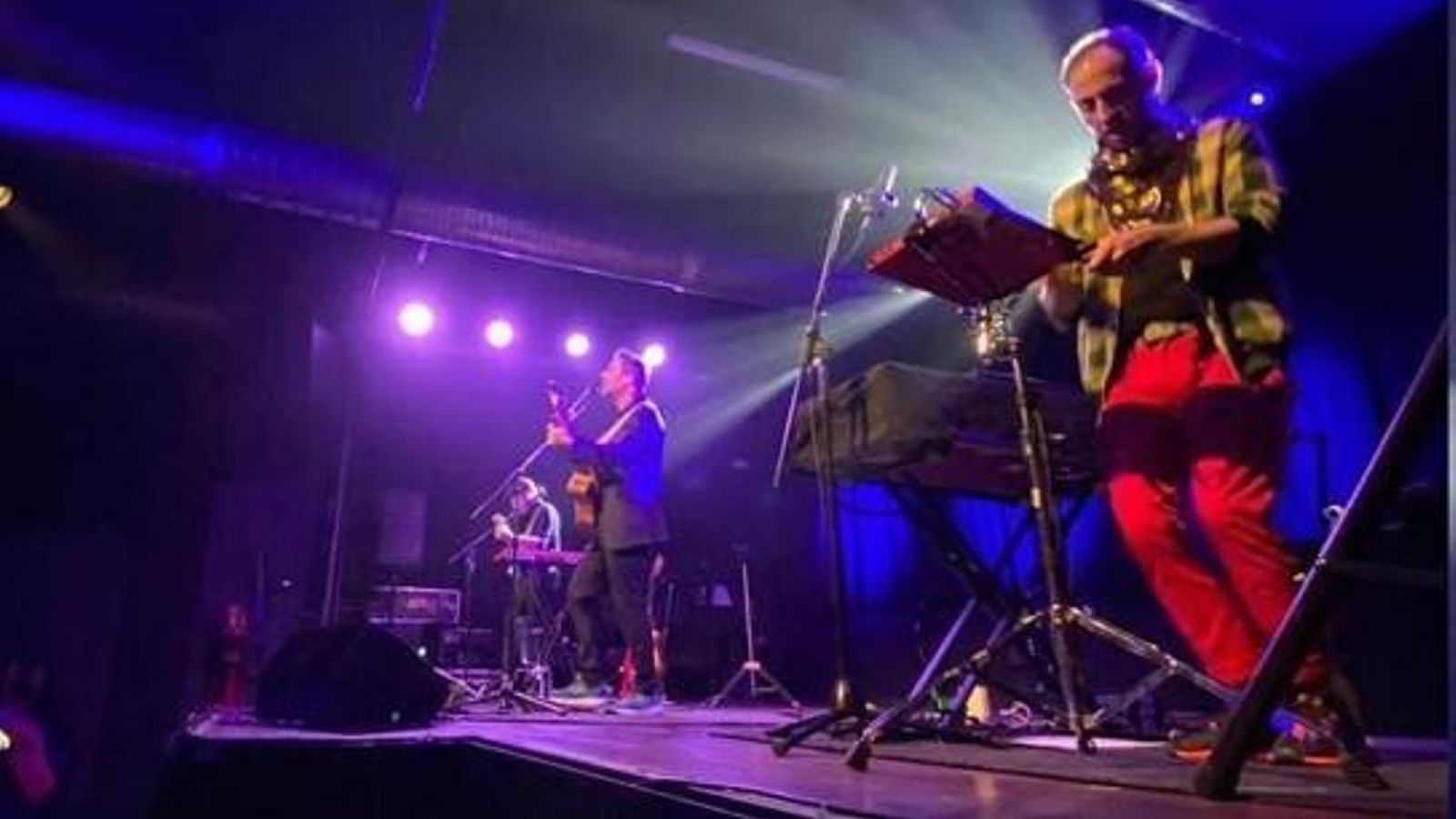 Kevin Johansen entre Paco Leiva y Pablo Bonilla