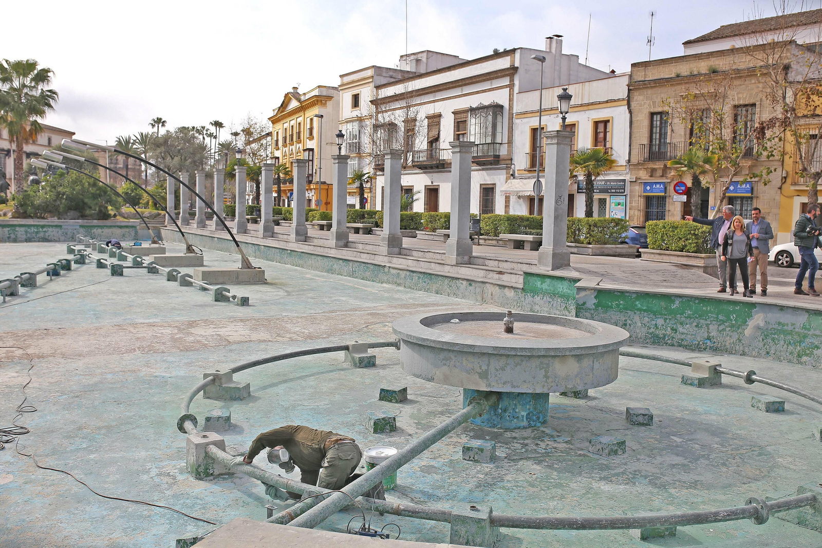 La alcaldesa y el delegado de Sostenibilidad han visitado esta mañana la fuente del Mamelón, donde los operarios están trabajando.