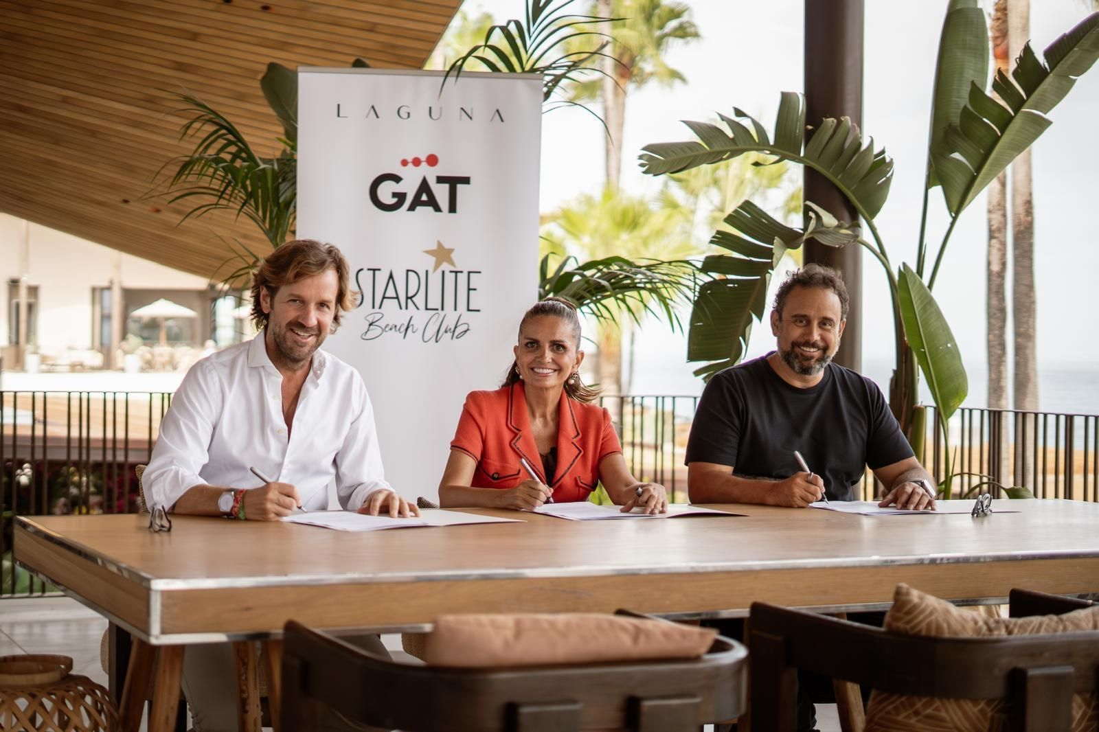 Rosauro Varo (izda), de GAT Inversiones; Sandra García-Sanjuán (centro), de Grupo Starlite, e Ignacio Muluquer en la firma del acuerdo.