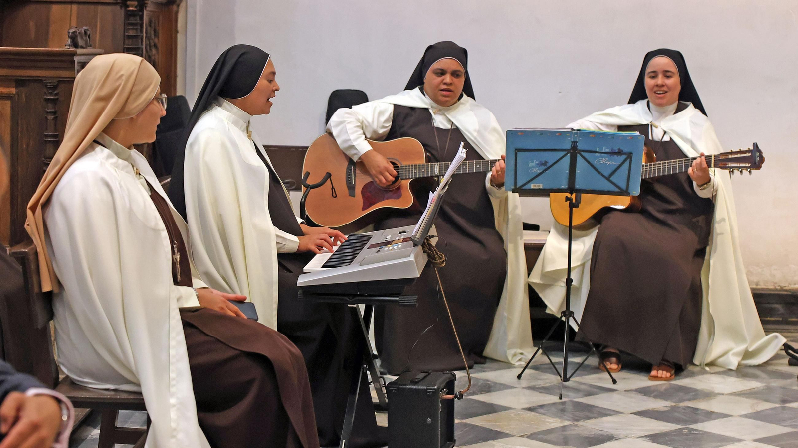 Imágenes de la misa de bienvenida a las hermanas Carmelitas en La Cartuja de Jerez