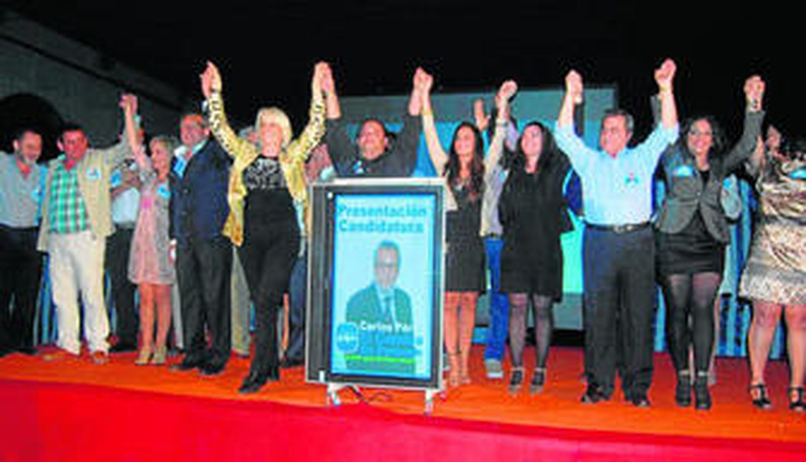 Los miembros de la candidatura de Carlos López, junto a la alcaldesa gaditana, Teólifa Martínez.
