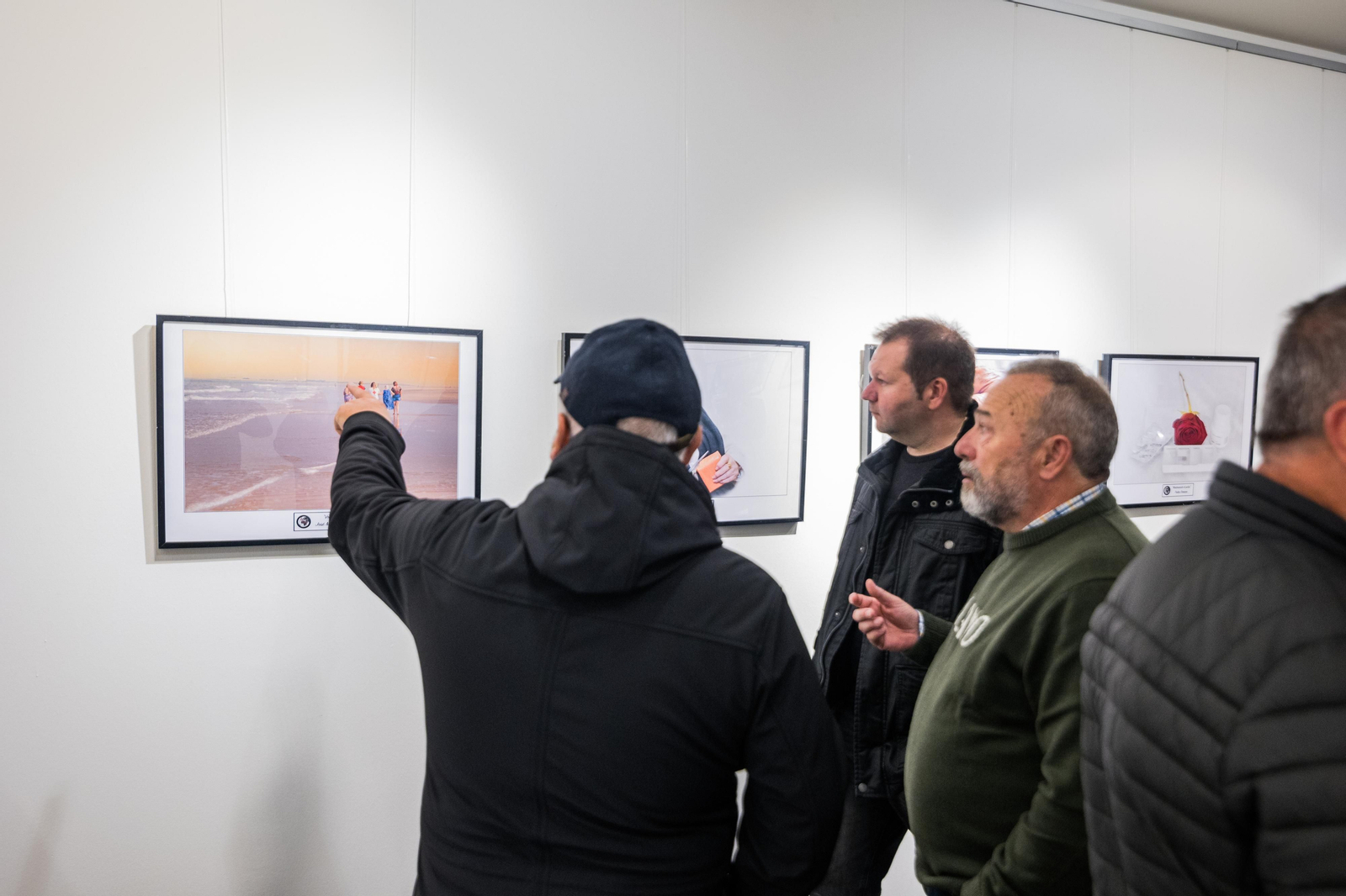 Las imágenes de la inauguración de la exposición 'Nostalgia de juventud' en San Fernando