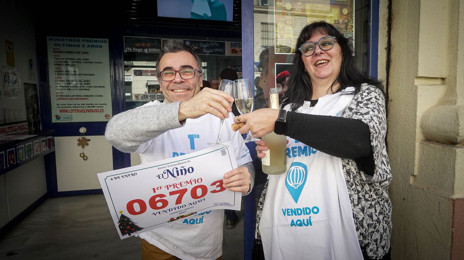 Vicente Manuel Albiach y María José Campos brindan con champán tras vender el primer premio de la Lotería del Niño