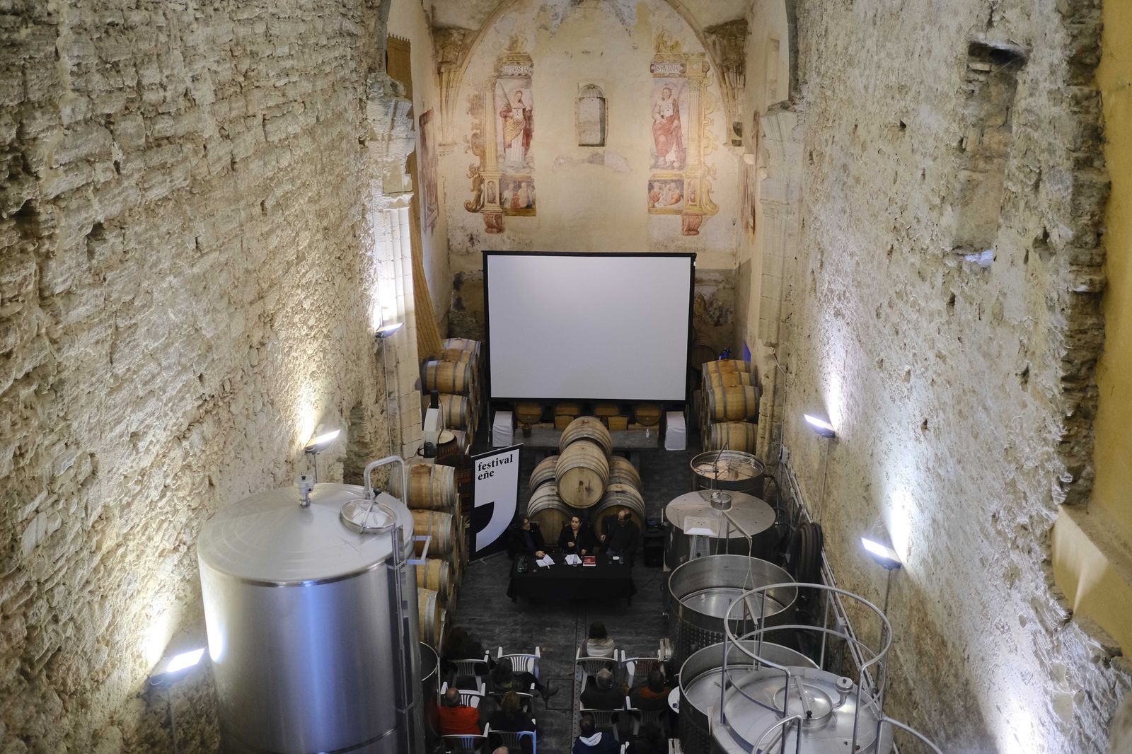 Sala de barricas durante unas jornadas literarios y preparada para presentar una película.