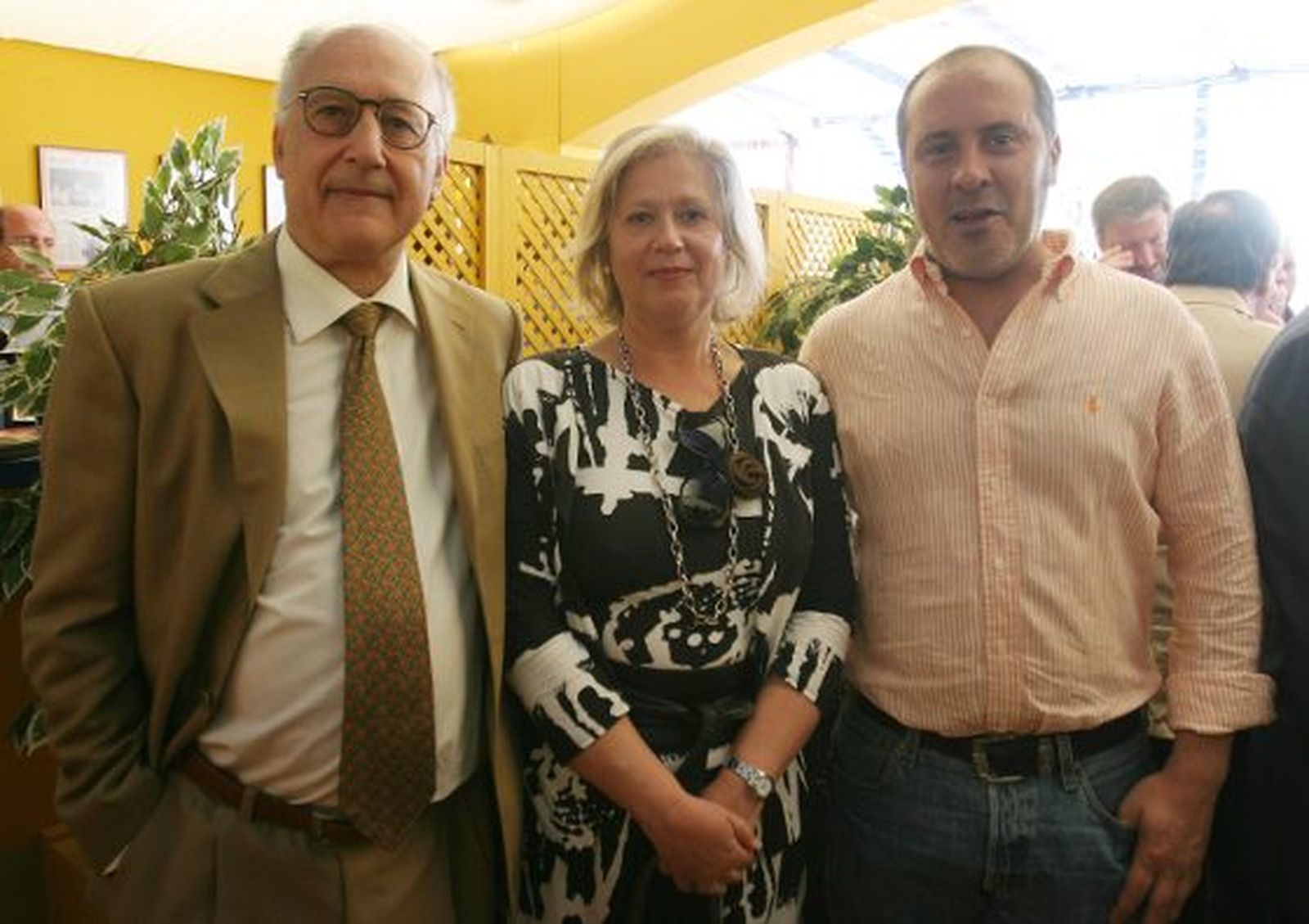 Javier Cantos, presidente de la AAVV Plaza del Caballo; Mª Carmen Orihuela, abogada que ha ganado el recurso del catastro; y Ángel Espejo, redactor de Diario de Jerez.

Foto: Vanesa Lobo