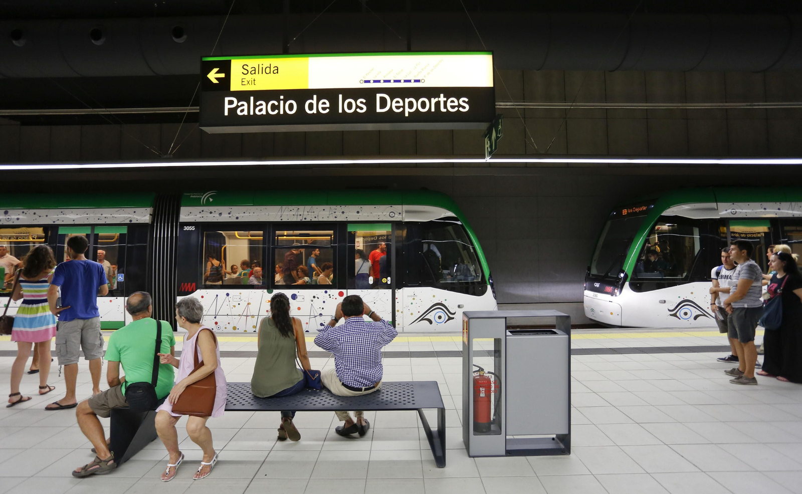 Viajeros en el interior de una de las estaciones del Metro de Málaga.