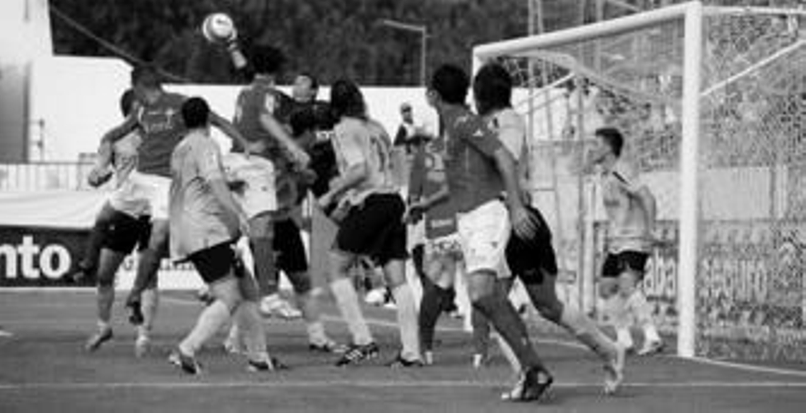 El portero del Celta Esteban despeja un balón de su portería ante la presión de los jugadores del Granada 74.
