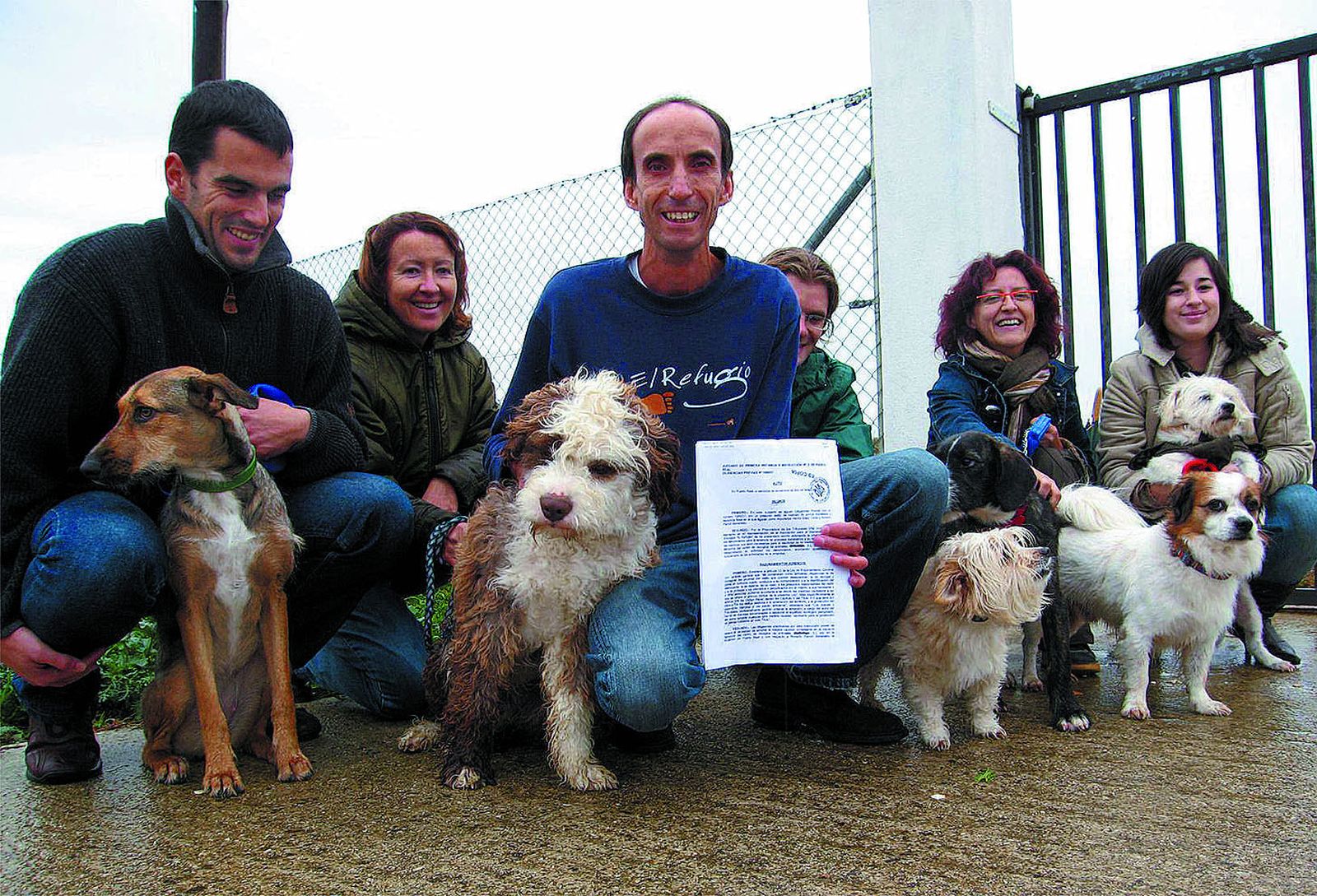 Responsables de la organización El Refugio muestran en 2007 la sentencia que dictó el cierre cautelar de la perrera.