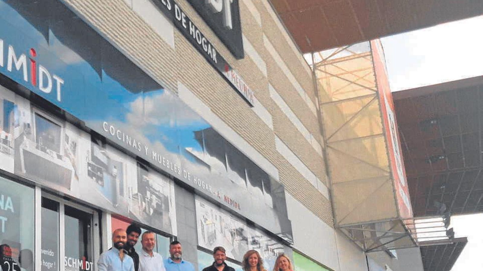 El equipo de Schmidt, a las puertas de la tienda ubicada en Luz Shopping.