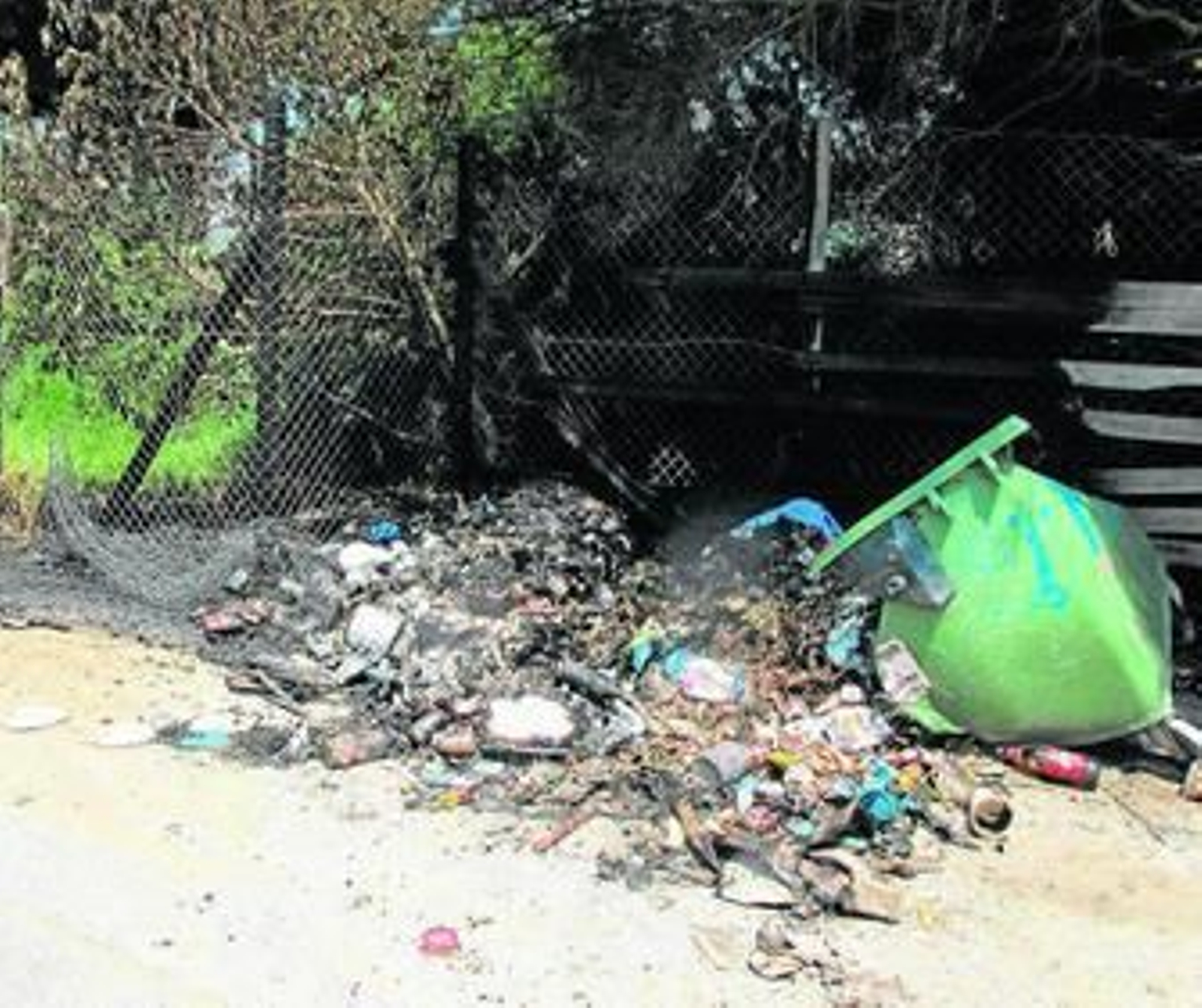 Estado en el que quedaron los tres contenedores afectados por las llamas en el camino de Mangueta.