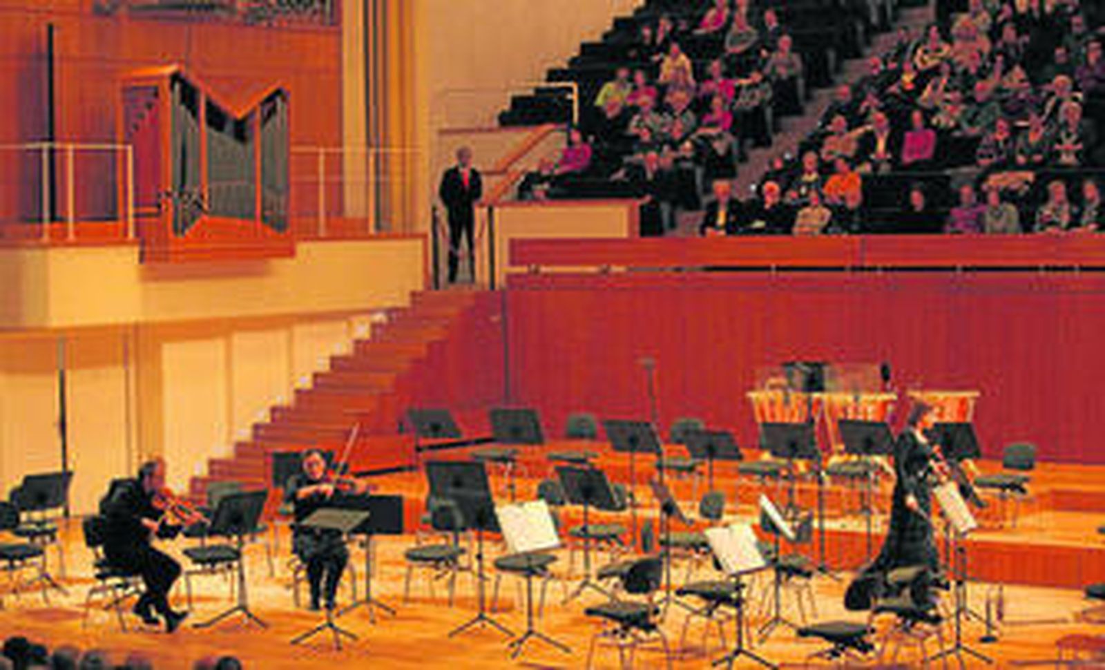 Momento final de la 'Sinfonía de los adioses', ayer, con los dos últimos violinistas sobre el escenario.