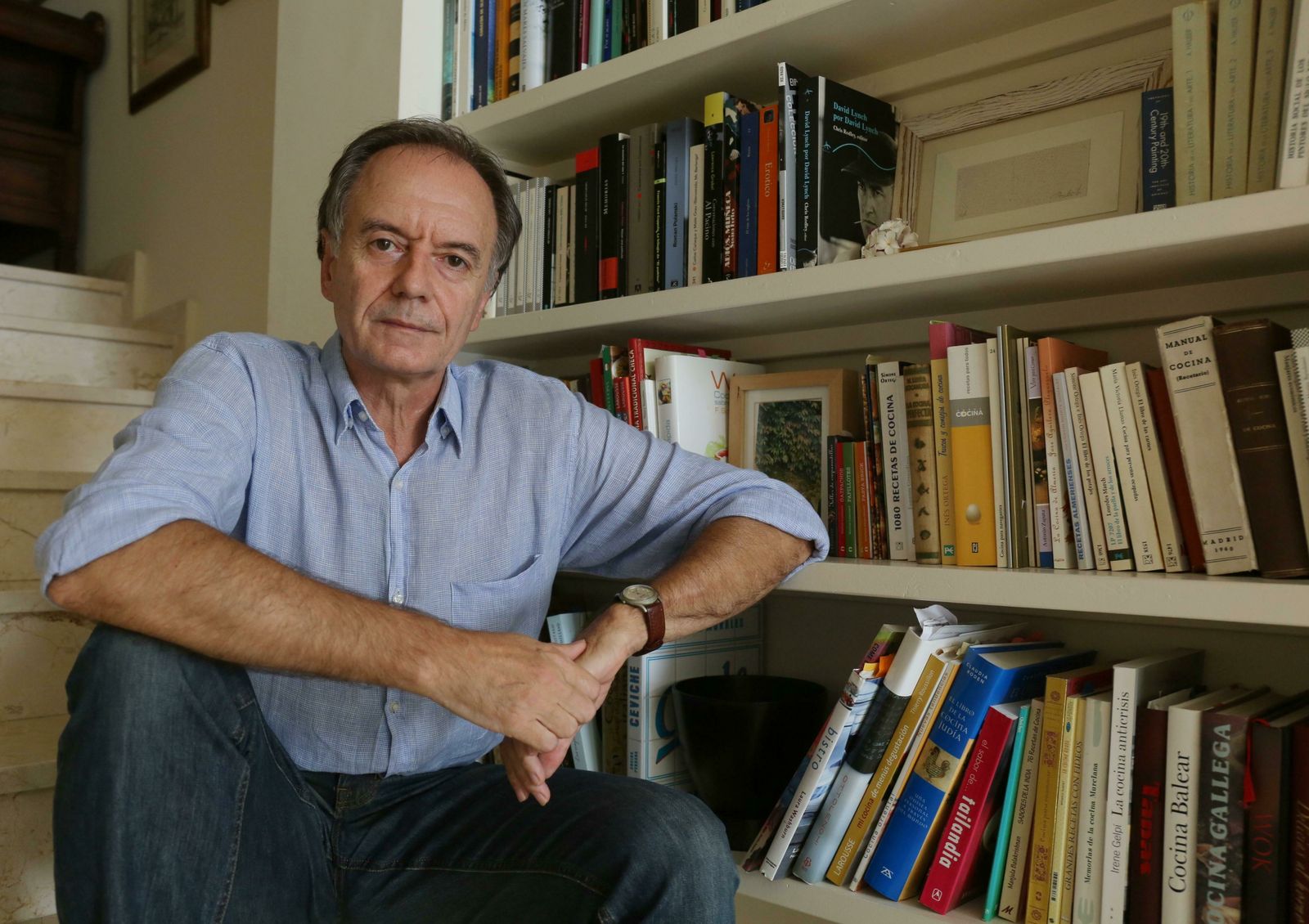 Antonio Soler, en su domicilio, antes de una entrevista.