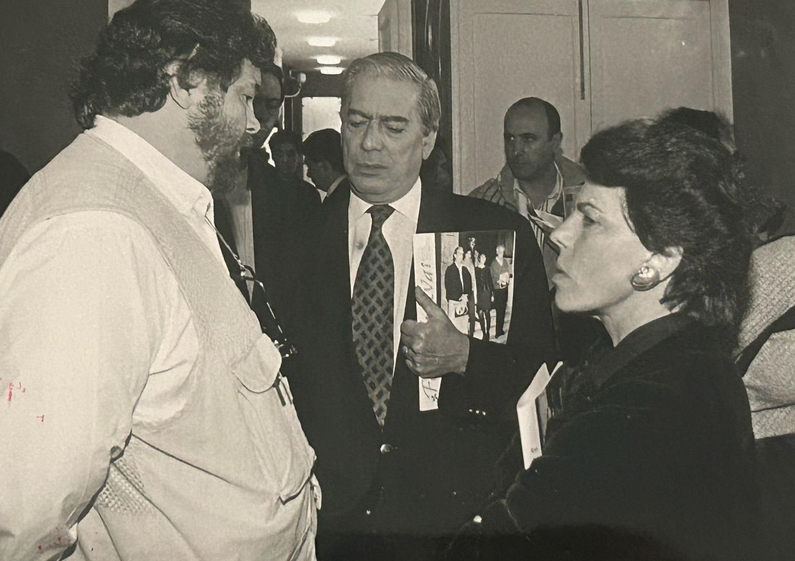 Las mejores imágenes del paso de Mario Vargas Llosa por Huelva en 1995, cuando fue presidente del jurado del Festival de Cine Iberoamericano