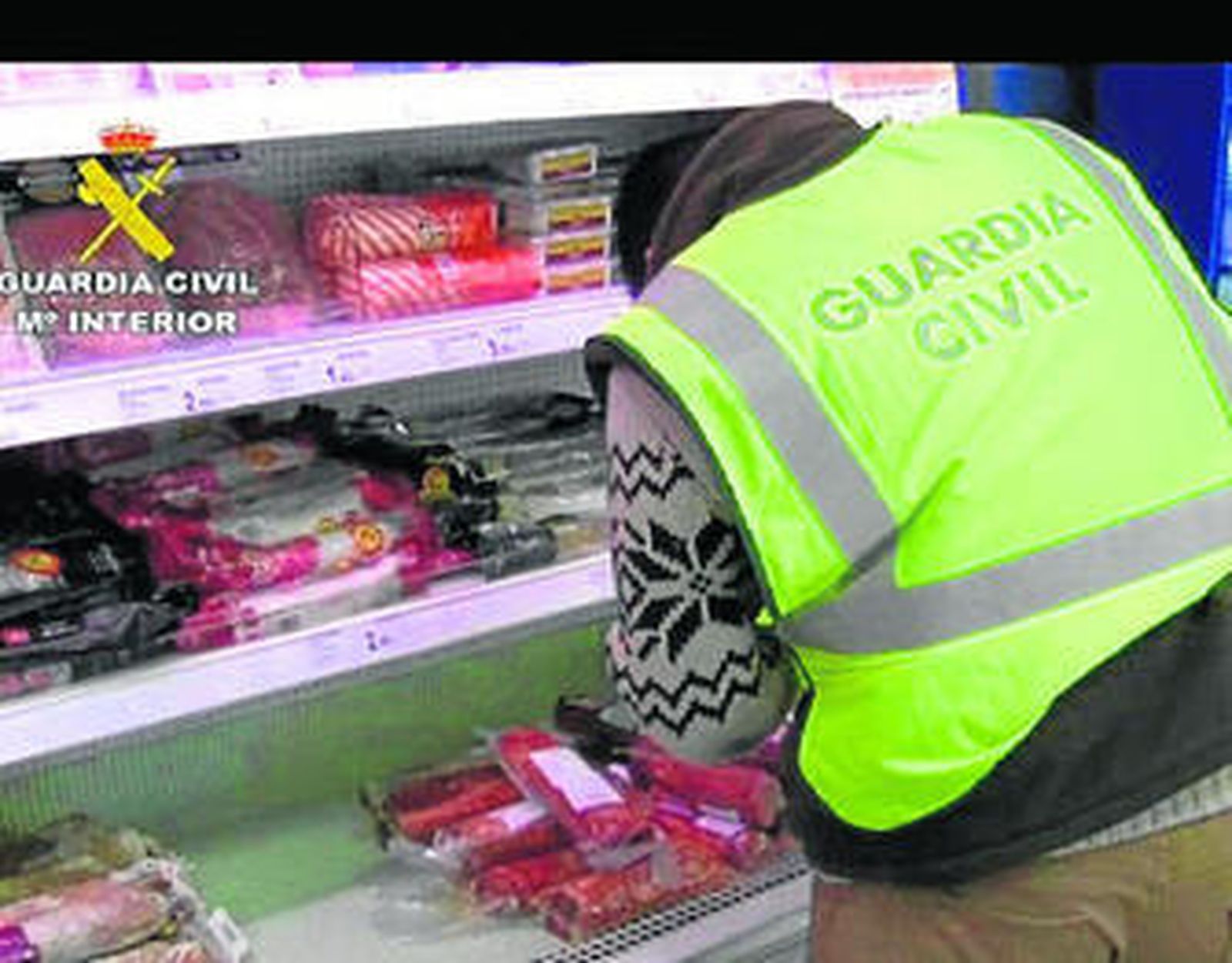 Un agente durante la inspección a un establecimiento alimentario.