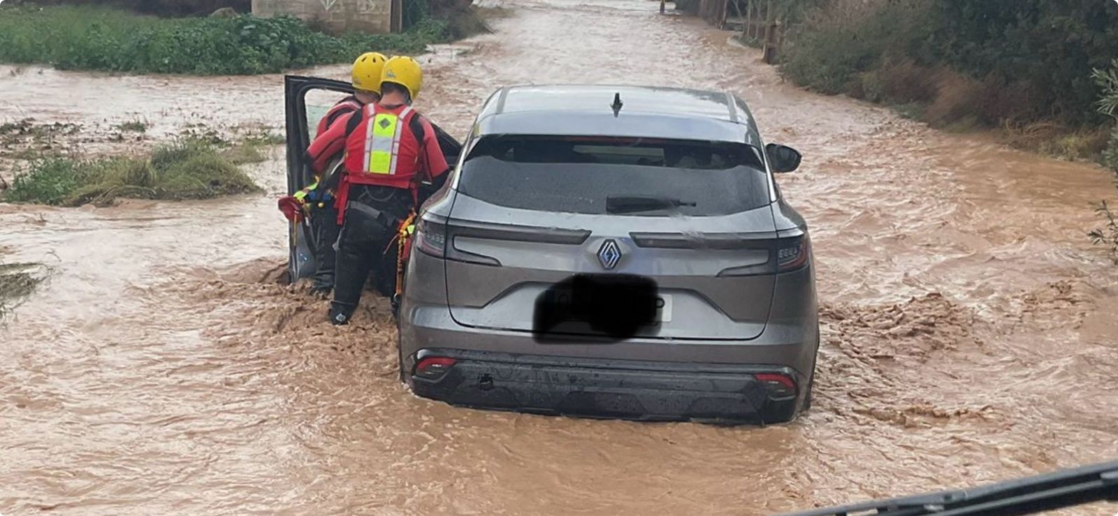Bomberos del Levante durante el rescate de una persona atrapada en su coche en Pulpí.