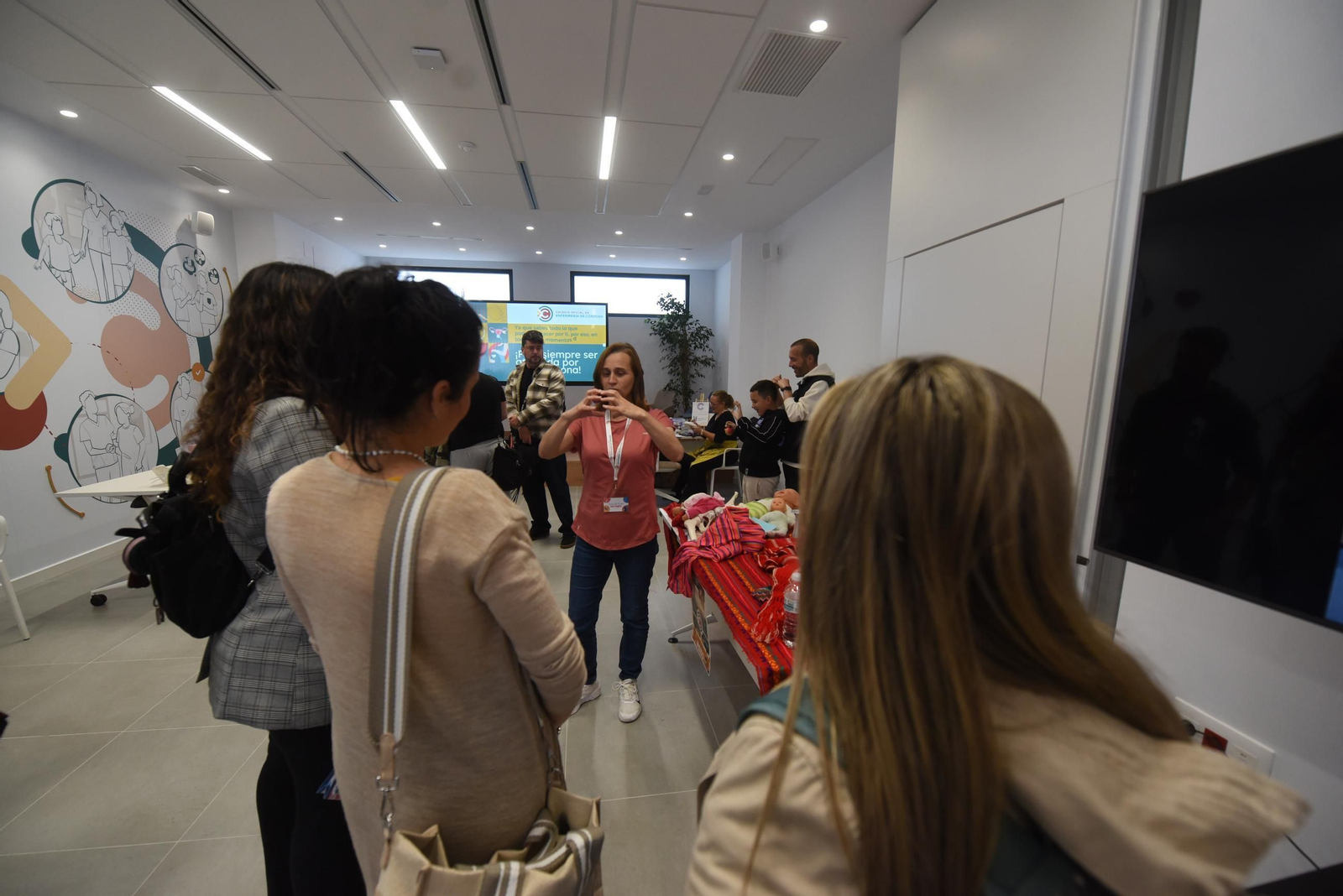 Córdoba celebra el Día de la Matrona con una sesión de 'belly painting'