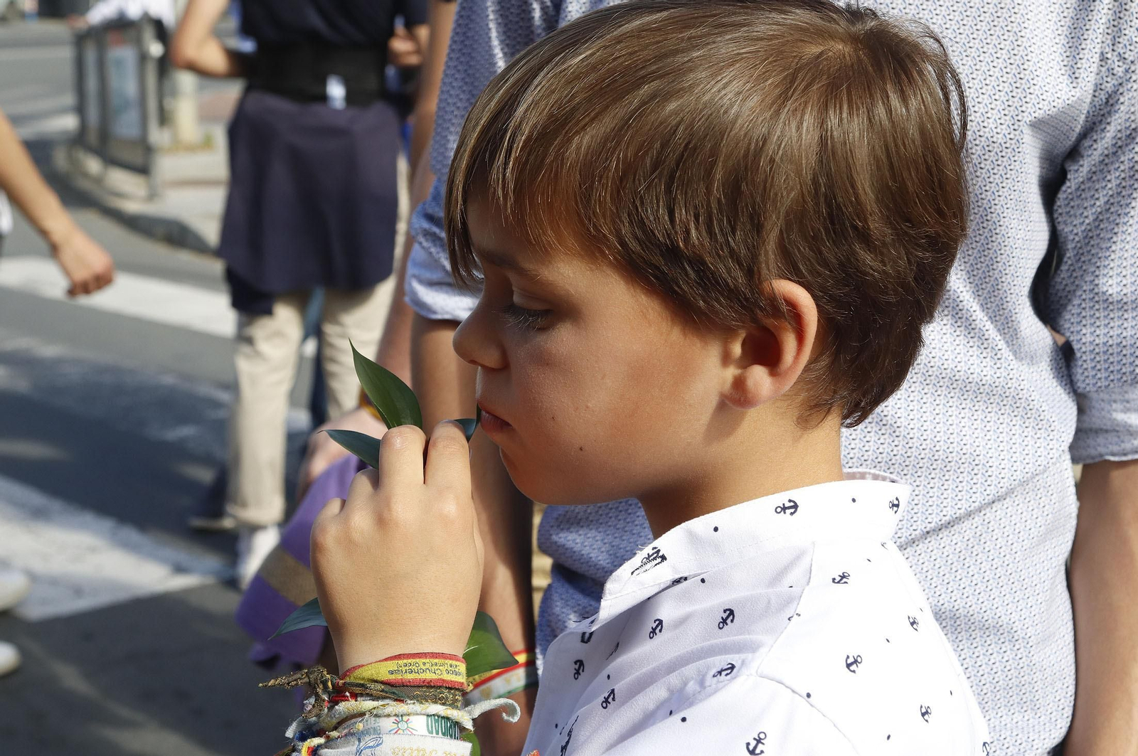 Imágenes del recorrido de la Hermandad de la Redención por las calles de Huelva
