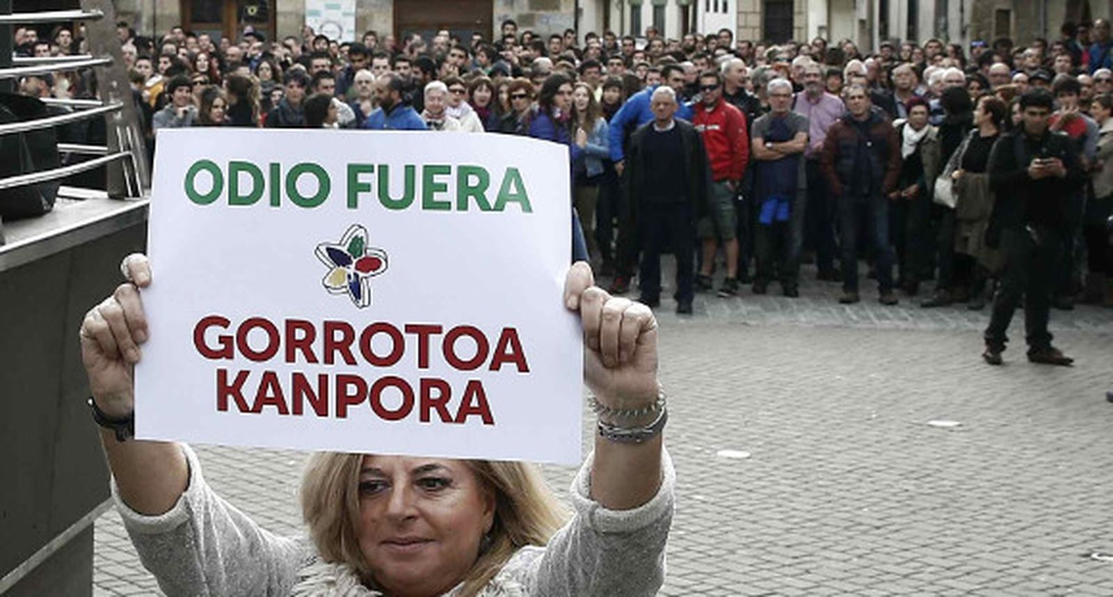 Víctimas de ETA se manifiestan frente a la marcha contra la Guardia Civil en Alsasua