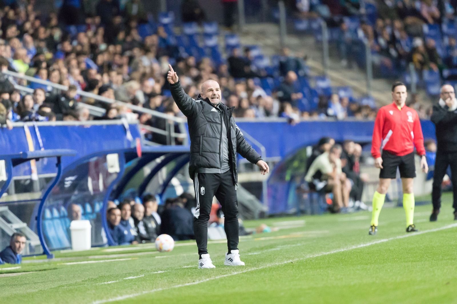 Paco López da instrucciones en el encuentro ante el Oviedo.