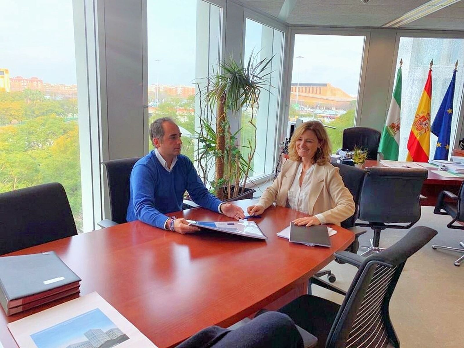 Imagen de la reunión de Antonio Saldaña con la secretaria general de Vivienda de la Junta, Alicia Martínez.