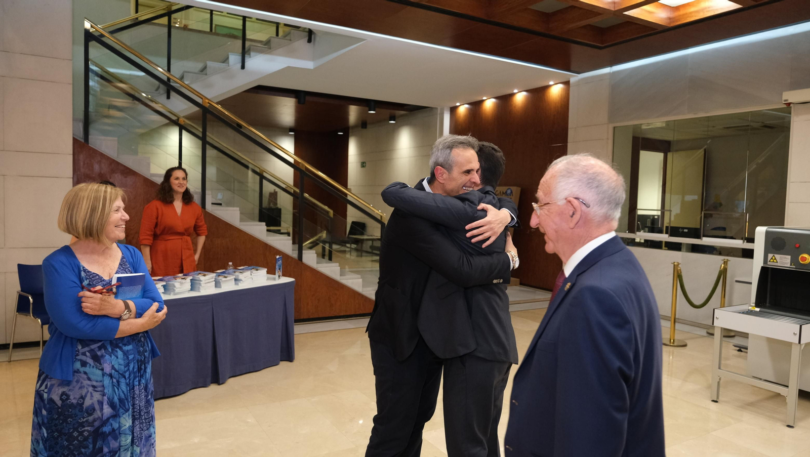 El Doctor Antonio Ríos presenta su libro 'Una Rodilla Feliz', en imágenes