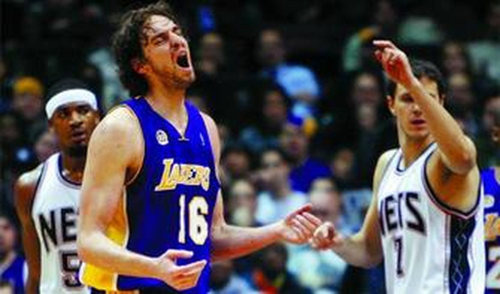 Rudy Fernández, aupado por Petar Popovic, con la red de uno de los aros del Buesa Arena.