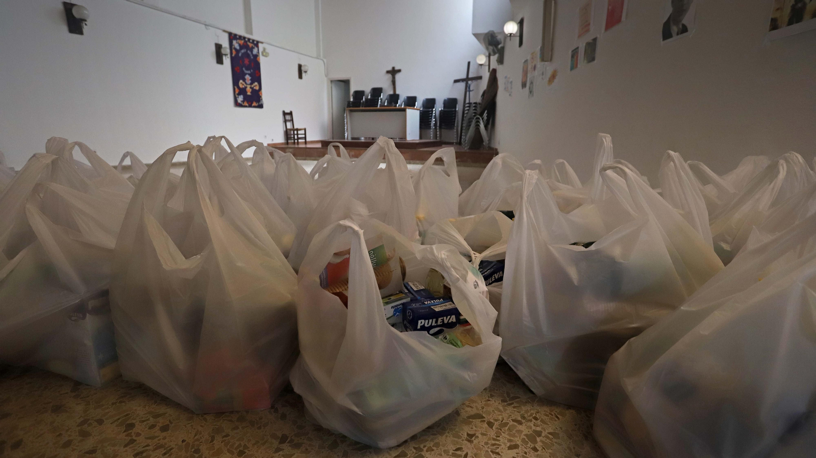 Reparto de alimentos de Cáritas en Algeciras
