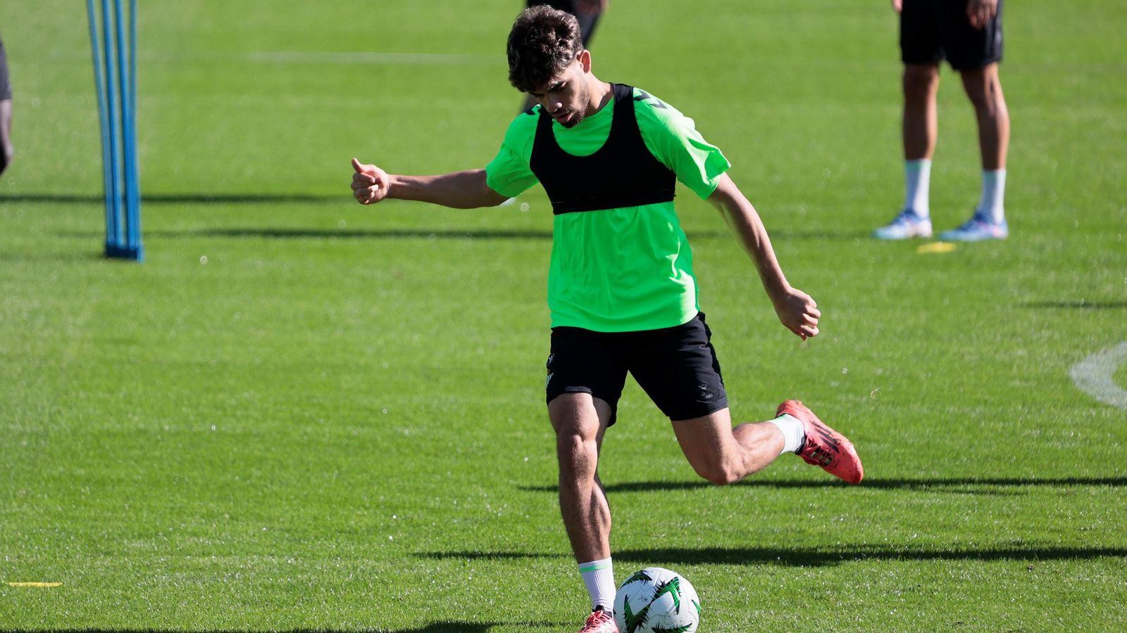 Abde golpea la pelota.