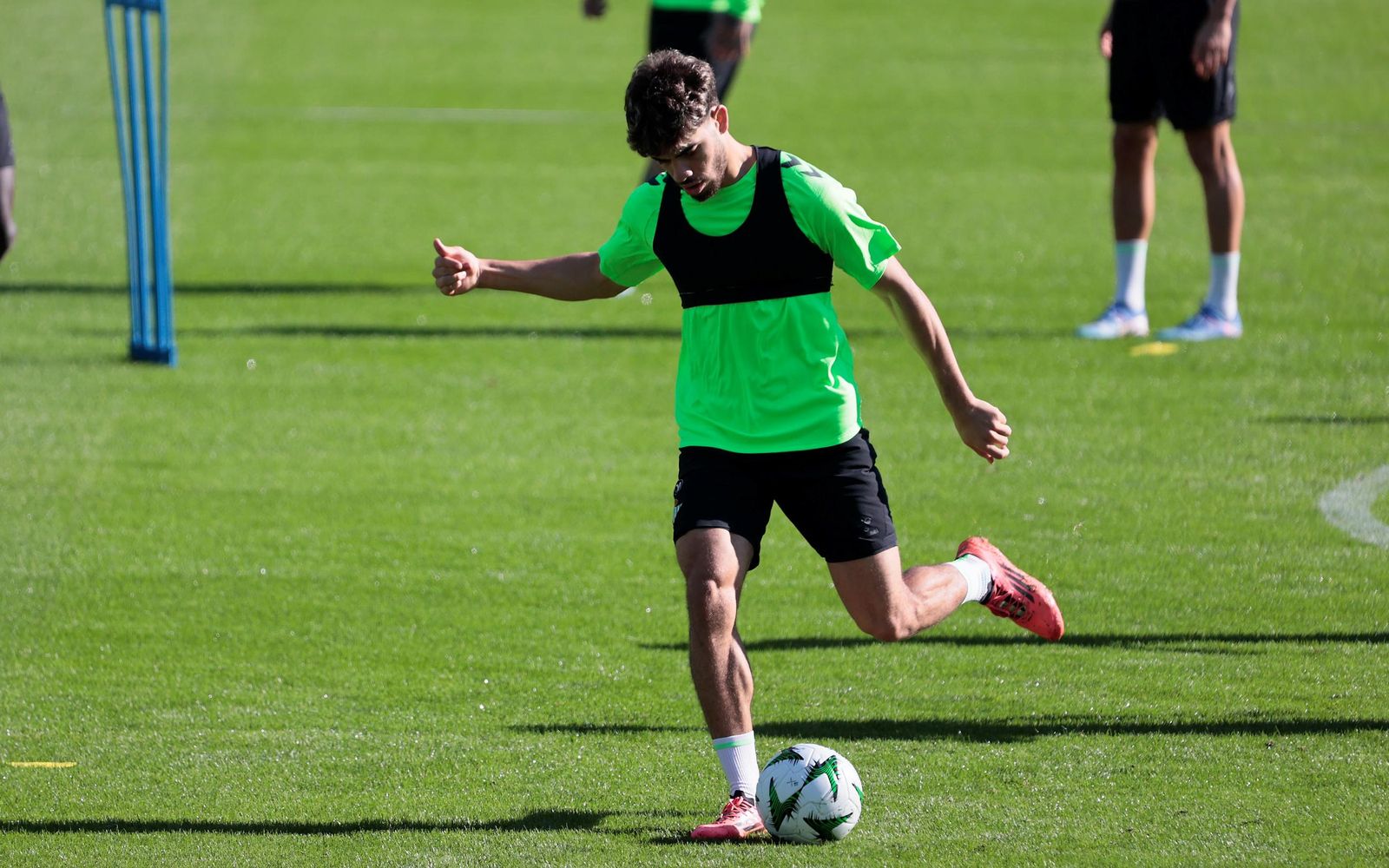 Abde golpea la pelota.